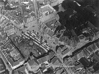 2934 Luchtfoto van de Markt en omgeving op een MarktdagWe zien Stadhuis, St. Michielskerk ofwel Paterskerk, Franciscus ...