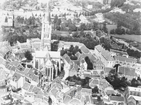 2935 Luchtfoto van de St. Petruskerk ofwel Grote Kerk en omgevingWe zien Kerkplein, Kerkstraat, Limbrichterstraat, ...