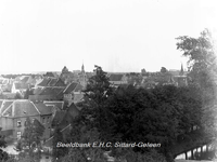 2936 Gezicht op Sittard vanaf het Bisschoppelijk College aan de ParklaanWe zien het Stadhuis, toren van de Nederlands ...