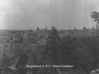 2937 Gezicht op Sittard vanaf het Bisschoppelijk College aan de ParklaanWe zien het Stadhuis, toren van de Nederlands ...