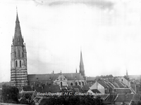 2943 St. Petruskerk ofwel Grote Kerk, gezien vanaf het Bisschoppelijk College aan de ParklaanRechts de toren van de ...