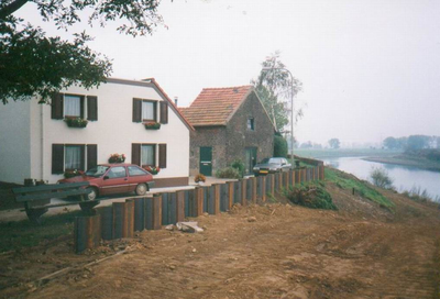 507_029 Verstevigingswerken van de Maasdijk na de watersnood in 1998