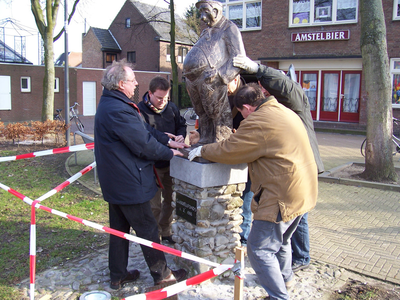 507_052 Plaatsing gerestaureerd beeld de Zawpens te Grevenbicht.