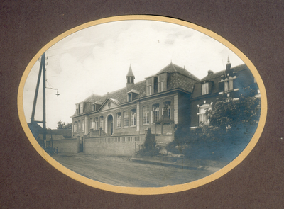 511_004 Voormalige Limburgse Gemeentehuizen 1922Voormalig Gemeentehuis te Amstenrade uit de jaren 20. Foto is afkomstig ...