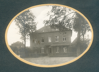 511_009 Voormalige Limburgse Gemeentehuizen 1922Voormalig Gemeentehuis te Beesel uit de jaren 20. Foto is afkomstig uit ...