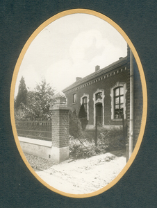511_019 Voormalige Limburgse Gemeentehuizen 1922Voormalig Gemeentehuis te Broeksittard uit de jaren 20. Foto is ...