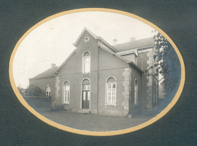 511_021 Voormalige Limburgse Gemeentehuizen 1922Voormalig Gemeentehuis te Buggenem uit de jaren 20. Foto is afkomstig ...