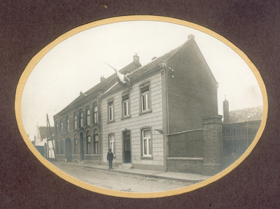 511_058 Voormalige Limburgse Gemeentehuizen 1922Voormalig Gemeentehuis te Maasbracht uit de jaren 20. Foto is afkomstig ...