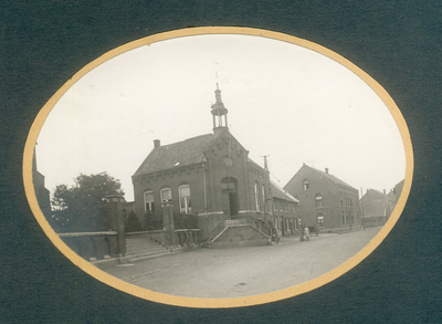 511_060 Voormalige Limburgse Gemeentehuizen 1922Voormalig Gemeentehuis te Maasniel uit de jaren 20. Foto is afkomstig ...