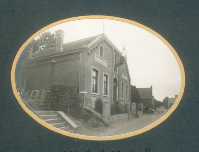 511_065 Voormalige Limburgse Gemeentehuizen 1922Voormalig Gemeentehuis te Melick-Herkenbosch uit de jaren 20. Foto is ...