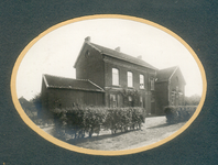 511_067 Voormalige Limburgse Gemeentehuizen 1922Voormalig Gemeentehuis te Mesch uit de jaren 20. Foto is afkomstig uit ...