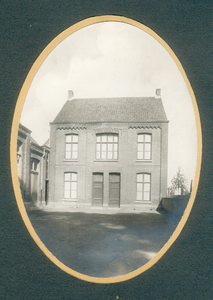 511_068 Voormalige Limburgse Gemeentehuizen 1922Voormalig Gemeentehuis te Mheer uit de jaren 20. Foto is afkomstig uit ...