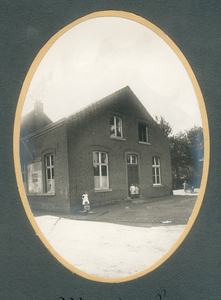 511_071 Voormalige Limburgse Gemeentehuizen 1922Voormalig Gemeentehuis te Munstergeleen uit de jaren 20. Foto is ...