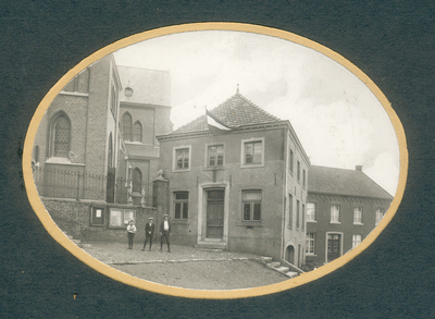 511_073 Voormalige Limburgse Gemeentehuizen 1922Voormalig Gemeentehuis te Neer uit de jaren 20. Foto is afkomstig uit ...