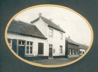 511_074 Voormalige Limburgse Gemeentehuizen 1922Voormalig Gemeentehuis te Neeritter uit de jaren 20. Foto is afkomstig ...