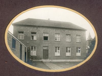 511_079 Voormalige Limburgse Gemeentehuizen 1922Voormalig Gemeentehuis te Nuth uit de jaren 20. Foto is afkomstig uit ...