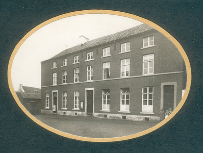 511_109 Voormalige Limburgse Gemeentehuizen 1922Voormalig Gemeentehuis te Thorn uit de jaren 20. Foto is afkomstig uit ...