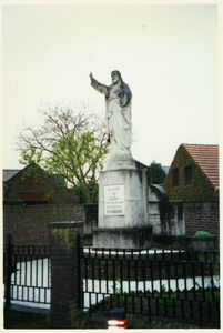 512_107 Jezusbeeld van de H. Hart Parochie te Holtum gelegen op hoek Panneshofstraat-Martinusstraat te Holtum 1 juni 2000
