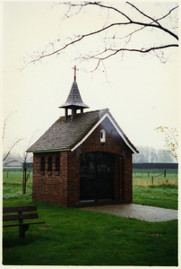 512_123 Kapelletje gelegen aan de Kleine Laakweg te Holtum 1 juni 2000