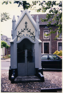 512_245 Kapelletje gelegen aan de Houtstraat te GrevenbichtBakstenen Kapel afgedekt met stucwerk en pilasters in ...