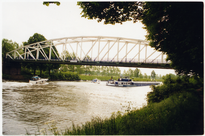 512_261 Brug over het Julianakanaal vanaf de Brugstraat te Obbicht 1 juni 2000