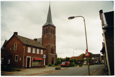 512_263 H.H. Martinuskerk gelegen op de hoek Kerkstraat-Bronstraat te Born 1 juni 2000