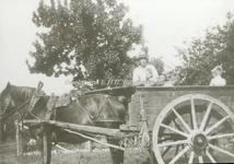 EHC-0012093 Boer met bespannen slagkar. Dit type kar werd tot in het begin van de vijftiger jaren in de landbouw ...