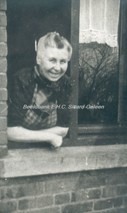 EHC-0012098 Mevrouw Geraeds- Coenen, leunend uit het raam van haar woning