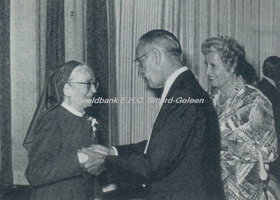 EHC-0013688 Gouden professiefeest van zuster Jeanne de Chantal, directrice van het bejaardenhuis St. Maarten te Born. ...