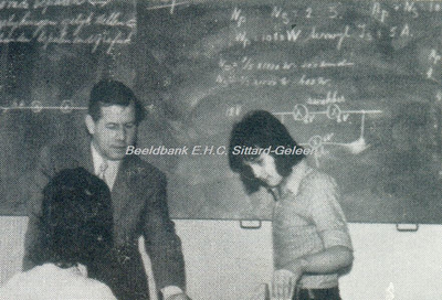 EHC-0013062 Docent W.J. Schwillens, bezig met zijn les in Natuurkunde.