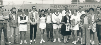 EHC-0014332 Tennisclub Spirit te Born Deelnemers en winnaars aan een tennistournooi op sportcomplex Het Anker 