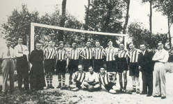 EHC-0015342 Voetbalvereniging Born Teamfoto bij gelegenheid van het kampioenschap van Voetbalvereniging Born in 1935 1935