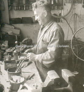 EHC-0015360 Rijwielhersteller Jan Moosdijk in zijn werkplaats
