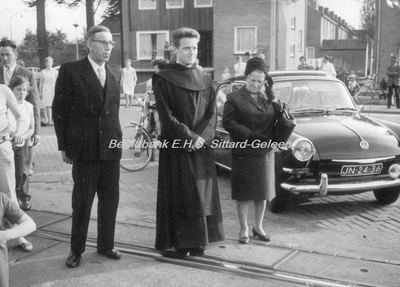 EHC-0012834 Pater René Bucks met zijn ouders luisterend naar een welkomstwoord bij zijn aankomst in Born