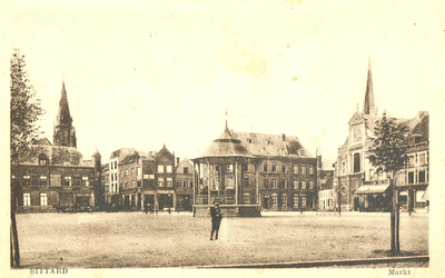 521_010 Markt, SittardZicht op de Markt met in het midden de kiosk en onder andere de kerktorens 07-04-1910