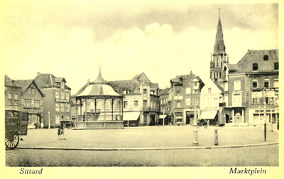 521_011 Marktplein, SittardZicht op de Markt met links de kiosk en rechts de St. Petruskerk ofwel Grote Kerk 