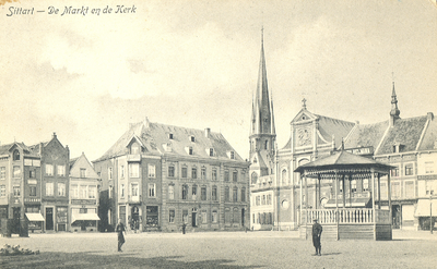 521_012 De Markt en de Kerk, SittardZicht op de Markt met de St. Michielskerk ofwel Paterskerk en de toren van de ...