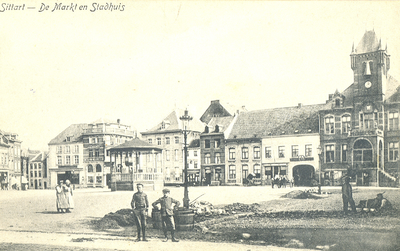 521_013 Sittard, De Markt en StadhuisZicht op de Markt met in het midden de kiosk en rechts het voormalig Gemeentehuis 