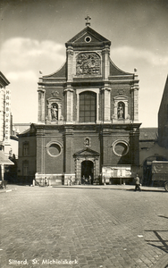 521_014 St. Michielskerk, SittardZicht op de St. Michielskerk ofwel Paterskerk vanaf de Markt. Voor de kerk rechts ...