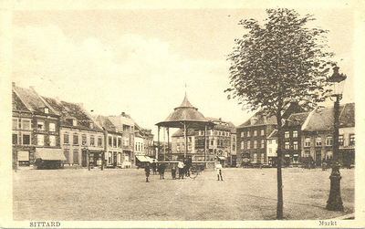 521_015 Markt, SittardZicht op de Markt met in het midden de kiosk 