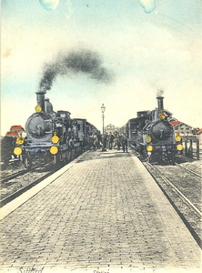 521_027 Station, Sittard Wachtende reizigers bij twee stoomlocomotieven op het stationsperron te Sittard 