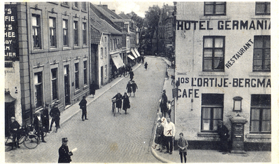 521_030 Voorstad, SittardZicht op de Voorstad met rechts nog zichtbaar deel van Hotel Germania en Café L'Ortije 28-10-1927