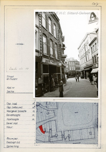 117. Limbrichterstraat 10Straatbeeld met gevelaanzicht en eronder de kadastrale aanduiding van het pand op de kaart