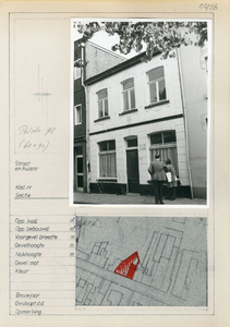 426. Putstraat 72 (68-70)Straatbeeld met gevelaanzicht en eronder de kadastrale aanduiding van het pand op de kaart