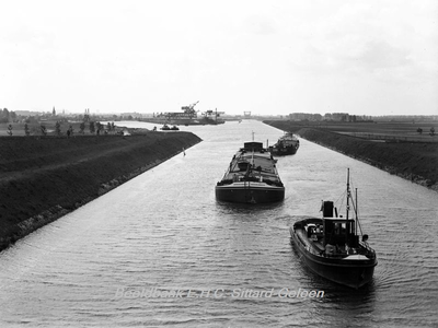 ehc_gp_007 Een sleep in het Julianakanaal, op de achtergrond de Haven van Born 30-08-1935