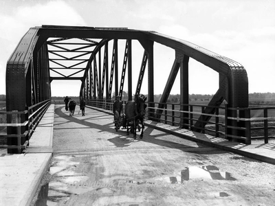 ehc_gp_009 Een van de vele uniforme bruggen over het Julianakanaal te Obbicht