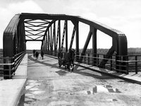 ehc_gp_009 Een van de vele uniforme bruggen over het Julianakanaal te Obbicht
