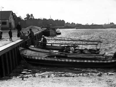 ehc_gp_010 Een parlevinker laadt zijn drijvende winkel aan de kade in de haven van Stein 30-08-1935