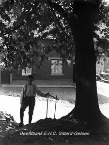 ehc_gp_013 Jongen poseert op bergje onder boom 11-09-1935