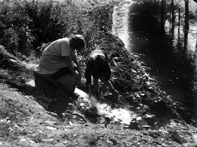 ehc_gp_017 2 meisjes spelend met water aan de beek 11-09-1935